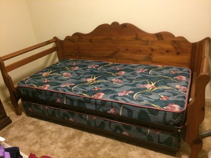 pine day bed with trundle