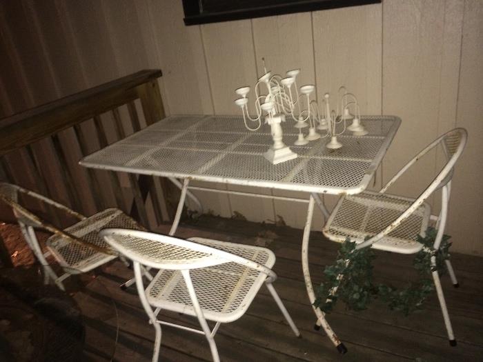 OUTDOOR CONVERTIBLE FIFTIES TABLE AND THREE CHAIRS.......