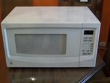 GE Microwave 1100 watts - BARELY USED
