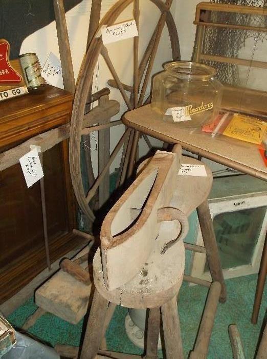 Spinning wheel and saddle cobbler's bench