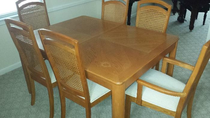 STANLEY DINING ROOM TABLE WITH 6 CHAIRS AND  2 EXTRA LEAVES