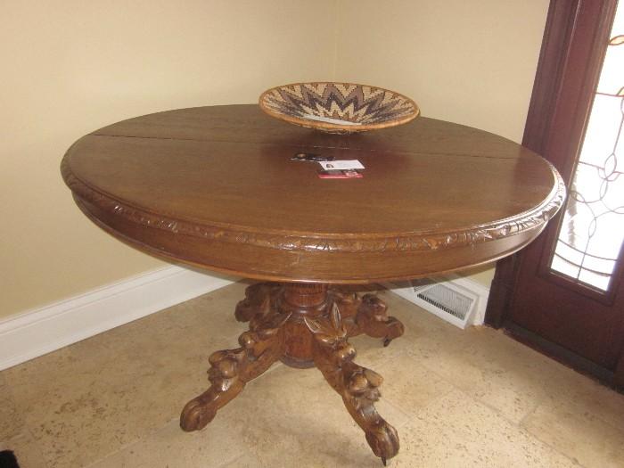 Antique table,  Oval, carved legs