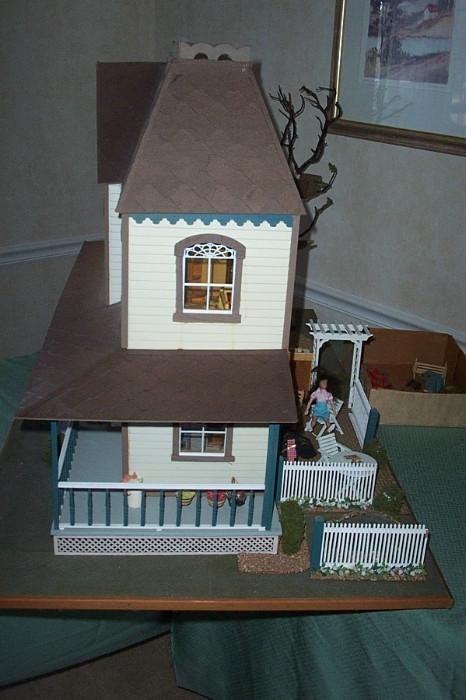 Side view of this lovely little house--look some more!!