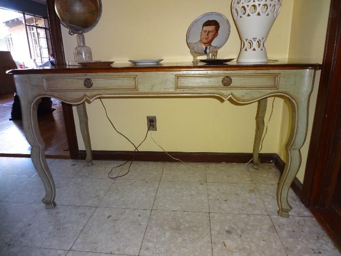 Vintage Heritage French Provincial Table
