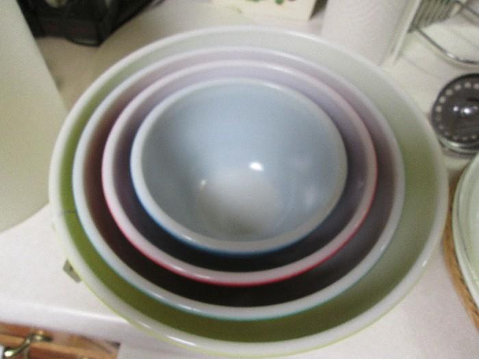 Vintage Pyrex 4 color mixing bowl set in great condition