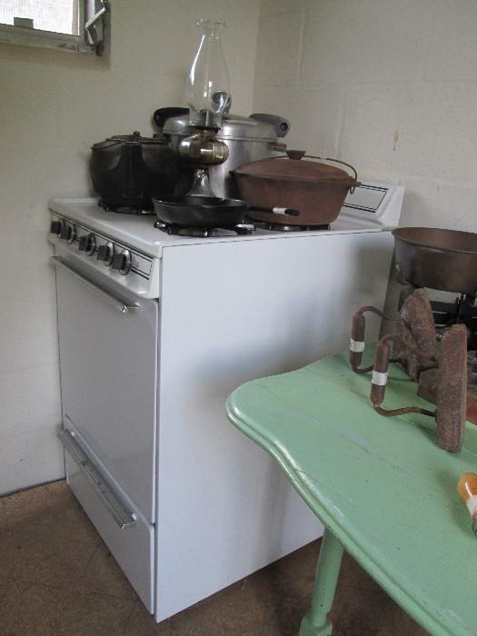 Vesta gas apartment-size stove, more Cast iron incl. sad irons