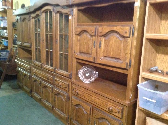 Fabulous 3 piece Wall unit, 😍 3 units, may be sold separately , 2 side bookcases and center unit, great for kitchen, den bedroom etc.