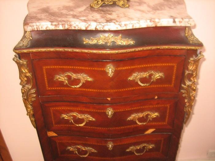 DEEP MAHOGANY WITH BEAUTIFUL DETAIL AND MARBLE TOP. 6 CHEST OF DRAWERS. VERY INTRICATE! $425