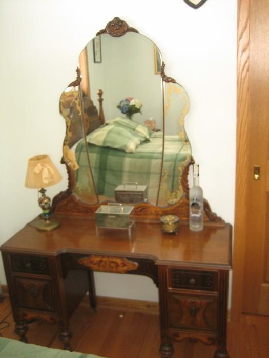 FULL SIZE BEDROOM SET. ANTIQUE FROM THE LATE 40'S EARLY 50'S. WATERFALL SET. FULL SIZE BED, CHEST OF DRAWERS & DRESSING TABLE W/MIRROR $650