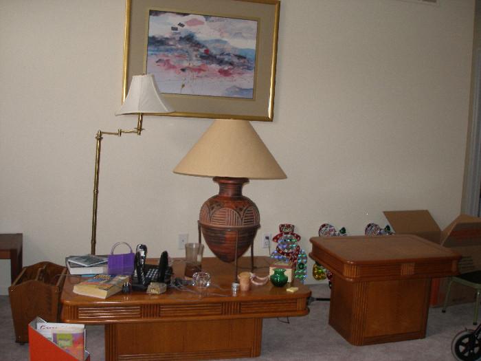 ptooery carved lamp w/ metal stand, oak coffee & matching end table, phone system, picture, floor lamp