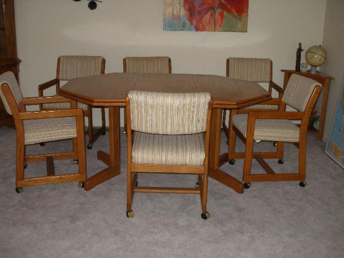 round table inlaied oak w/ leaf & 6 chairs