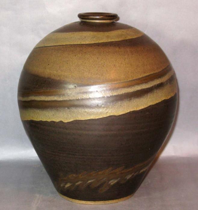 Janet Mansfield (1934 - 2013, Australia) Art Pottery Signed Stoneware Vase with earth tone glazes