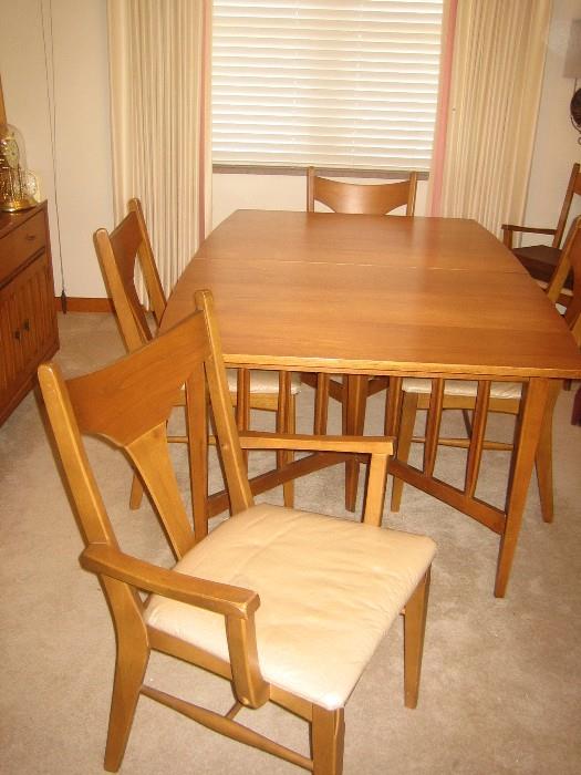 Retro Dining room table with 6 chairs leaves and pads