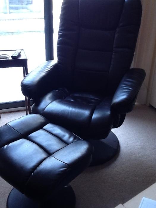 Reclining Leather office chair with ottoman