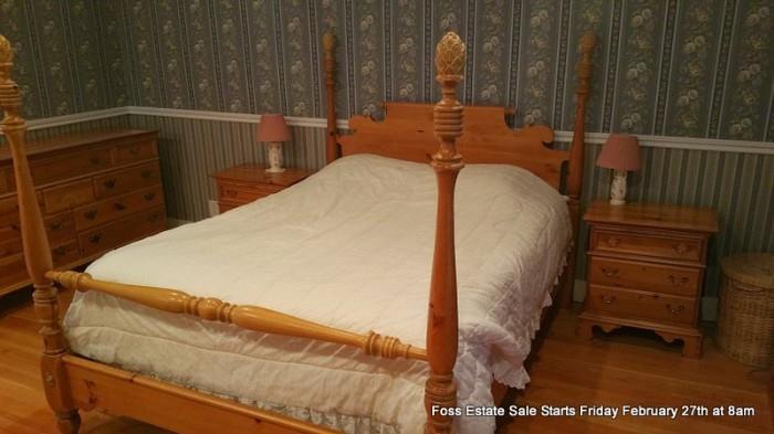 Four-poster Full-size bed