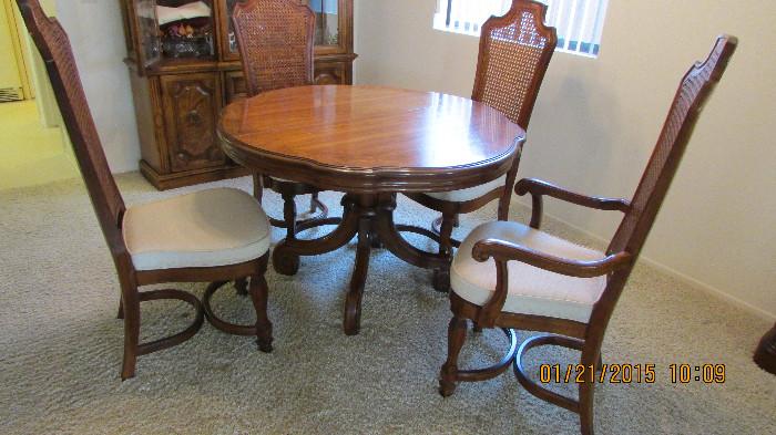 Thomas ville dining table with 4 chairs, has 2 leafs and all pads to seat up to 8-10 people no scratches or damage