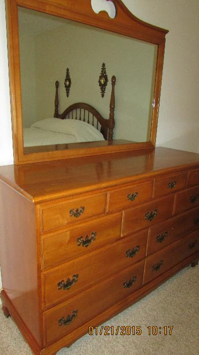 Solid wood maple dresser and mirror in very good condition