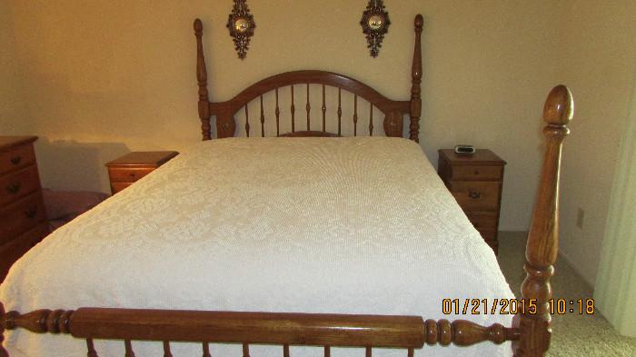 4 poster maple wood queen bed  very good condition