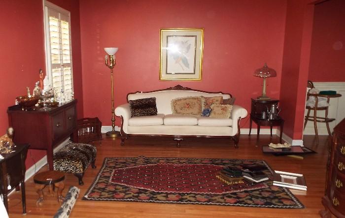ANTIQUE QUEEN ANNE NEWLY UPHOLSTERED WHITE LINEN SOFA WALNUT FRAME WITH MIDDLE EASTERN AREA RUG