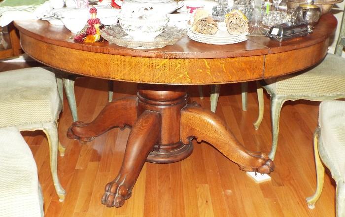 VICTORIAN QUARTER SAWN OAK LARGE ROUND PEDESTAL TABLE WITH 6 ANTIQUE FRENCH PAINTED DINING CHAIRS