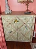 GORGEOUS PINK DAMASK DRAPERY HANDPAINTED SHABBY CHIC "BIRDS" CHEST OF DRAWERS
GREAT DECORATIVE COLUMN LAMP