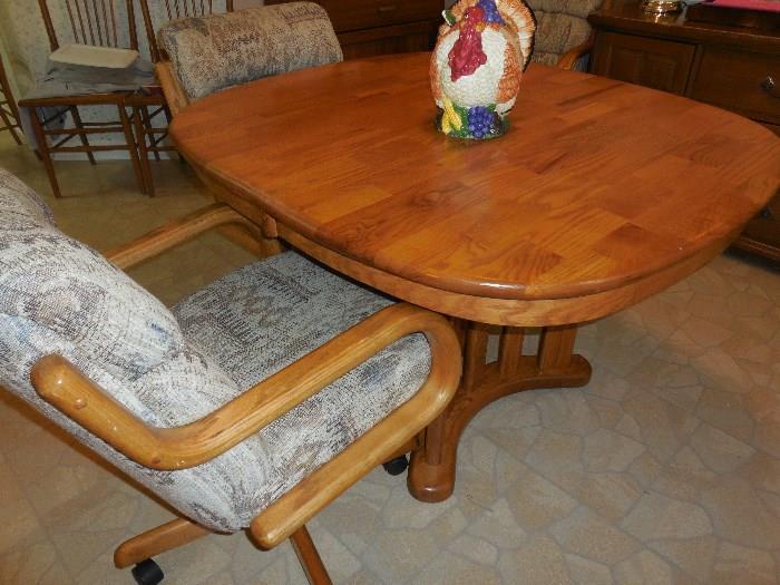 solid oak dining room table with leave and 4 chairs