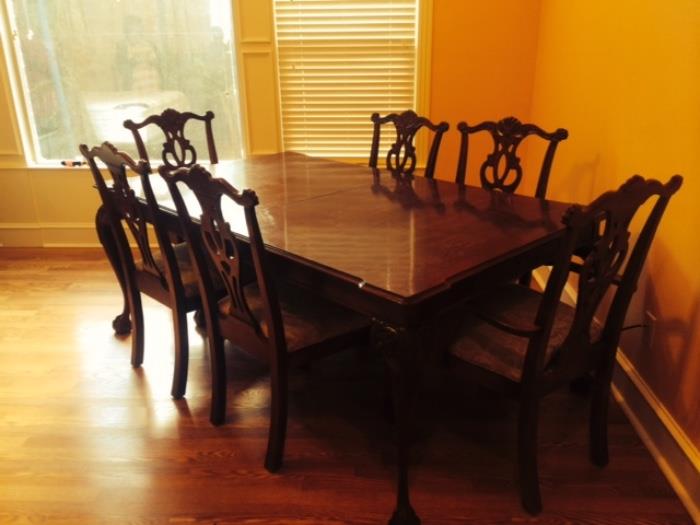 LEXINGTON TABLE AMD CHARS WITH 8 CHAIRS AND A LEAF
