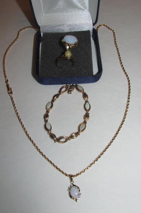 10 kt. Opal necklace, ring, bracelet