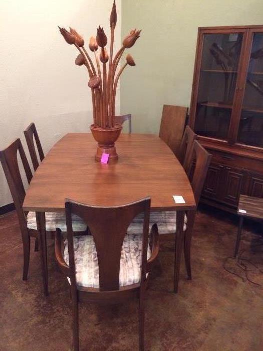 Mid-century Broyhill table with 6 chairs