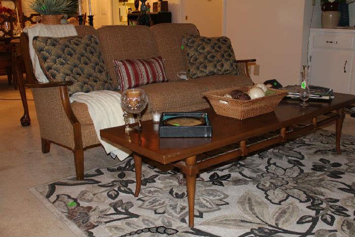 Lovely couch in beautiful gold fabric. Excellent condition.