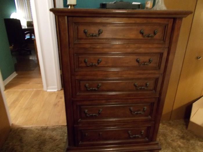 5 Drawer Chest of Drawers - VERY NICE!
