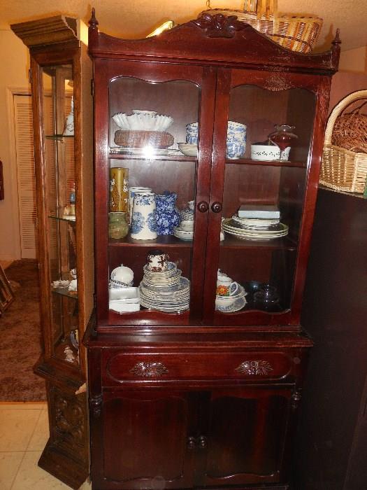 China Cabinet that goes with Mahogany DR Set
