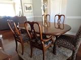 Great dining room set w/8 chairs and 2 leaves