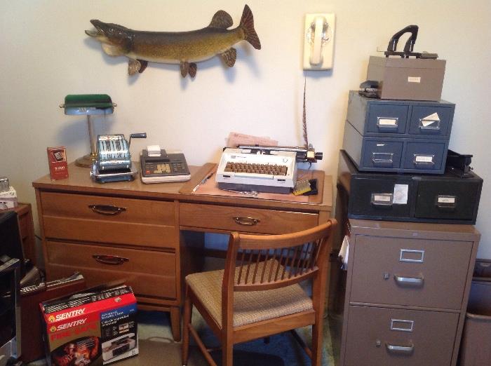 Another cute desk surrounded by classic 50's office tools... And a very large taxidermy fish... Northern Pike???