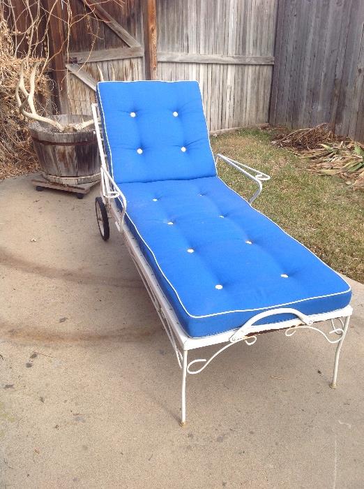 if your patio set needs a feature lounger - this is it