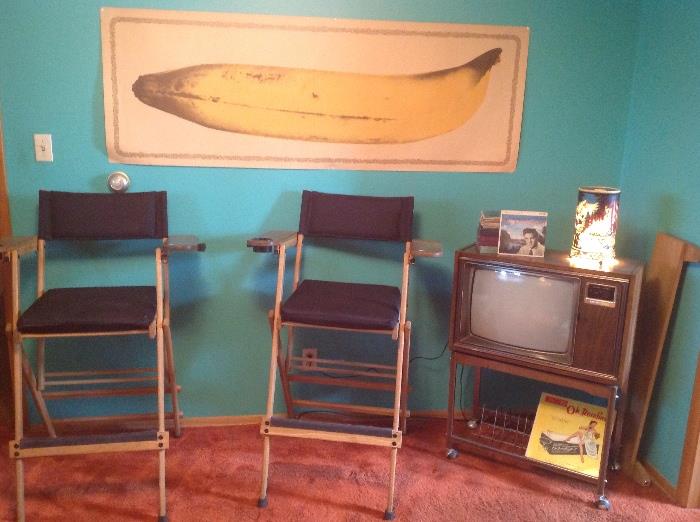 This banana poster reminds us of Andy Warhol. Looks good in the TV room and these two pool table chairs need a new game room