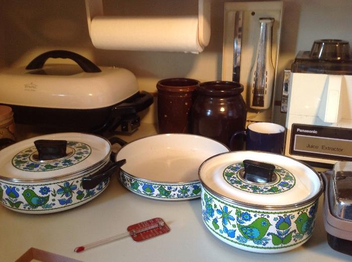 This set of classic cookware is also in excellent condition