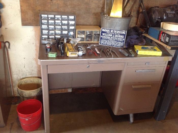 Nice metal desk, would be so industrial chic with a new coat of paint 