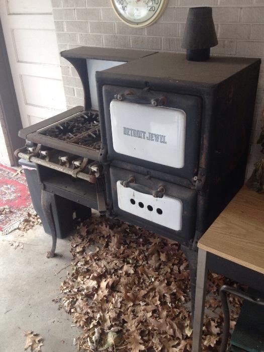 Make a fun BBQ area with this nice vintage Detroit Jewel stove. It's plumed with a gas line and was working great when we fired it up. 