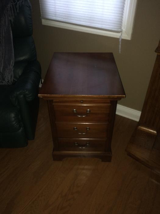 SIDE TABLE / NIGHT STAND