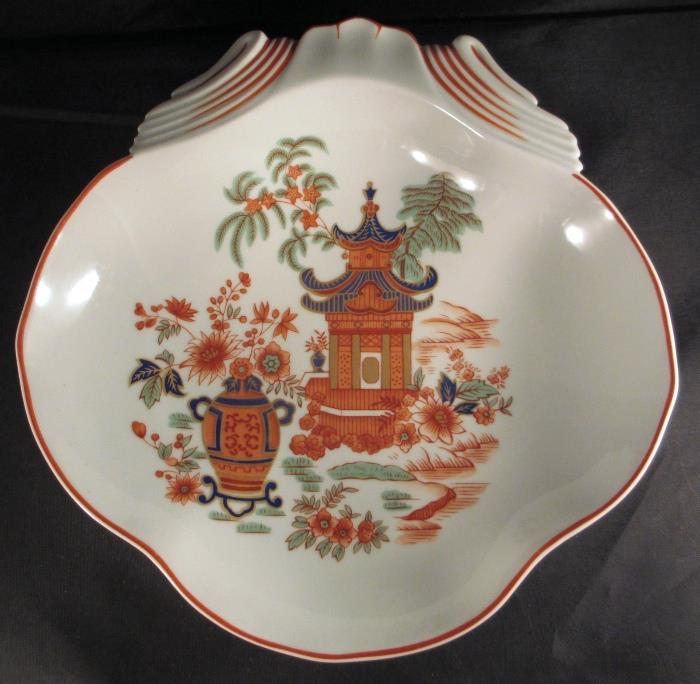 Vintage Mottahedeh Porcelain Chinoiserie Dish in Traditional Shrimp Dish Form