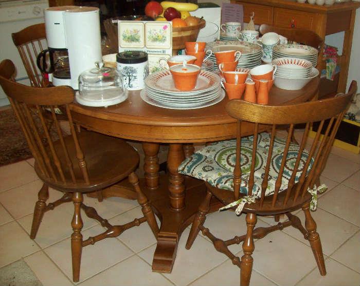 Round kitchen table with 4 chairs.