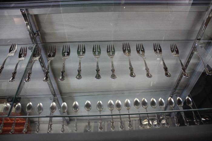 Reed & Barton Sterling Flatware " Marlbrough" 84pc 5pc place setting for 12 plus serving pieces