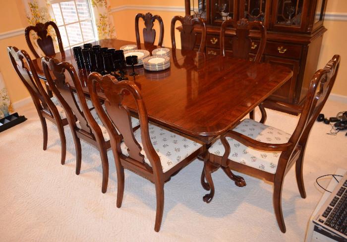 American Drew Banquet Table with 8 chairs & 2 leaves