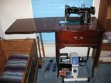 VINTAGE SINGER SEWING MACHINE....WORKS