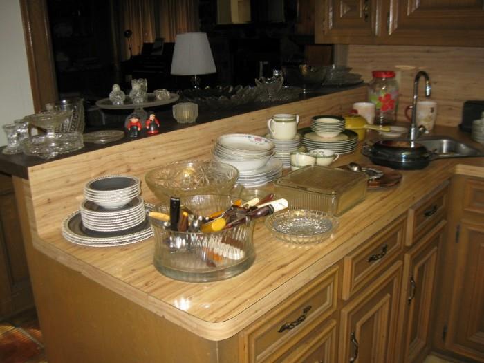 LOTS OF KITCHEN ITEMS