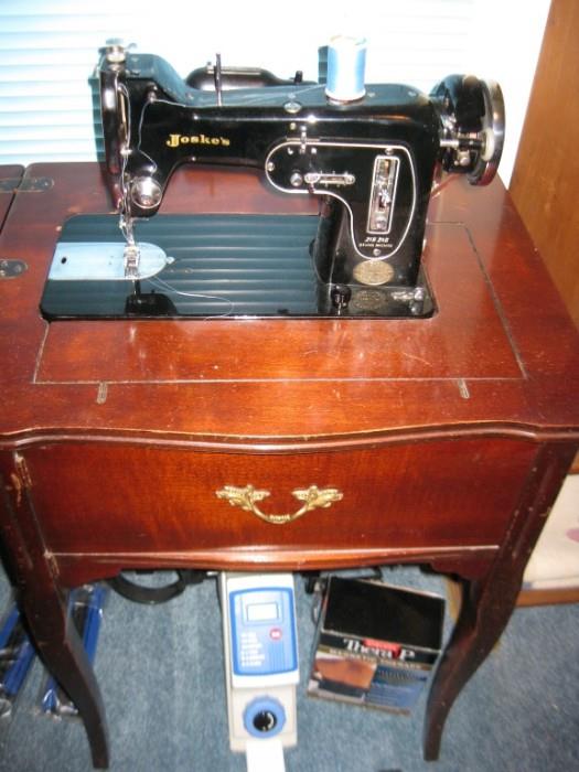 ANOTHER VINTAGE SINGER SEWING MACHINE