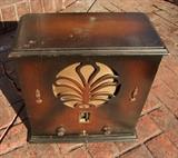 ~C/1930’s Trav-ler AM Tombstone type wood case tube radio 