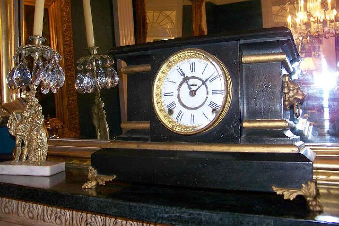 Mantle clock runs and keeps time - nice chime