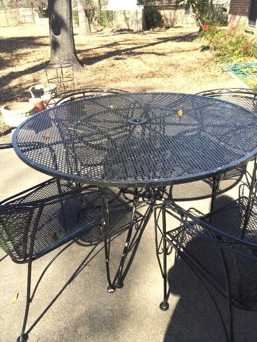                      Patio table & 4 chairs